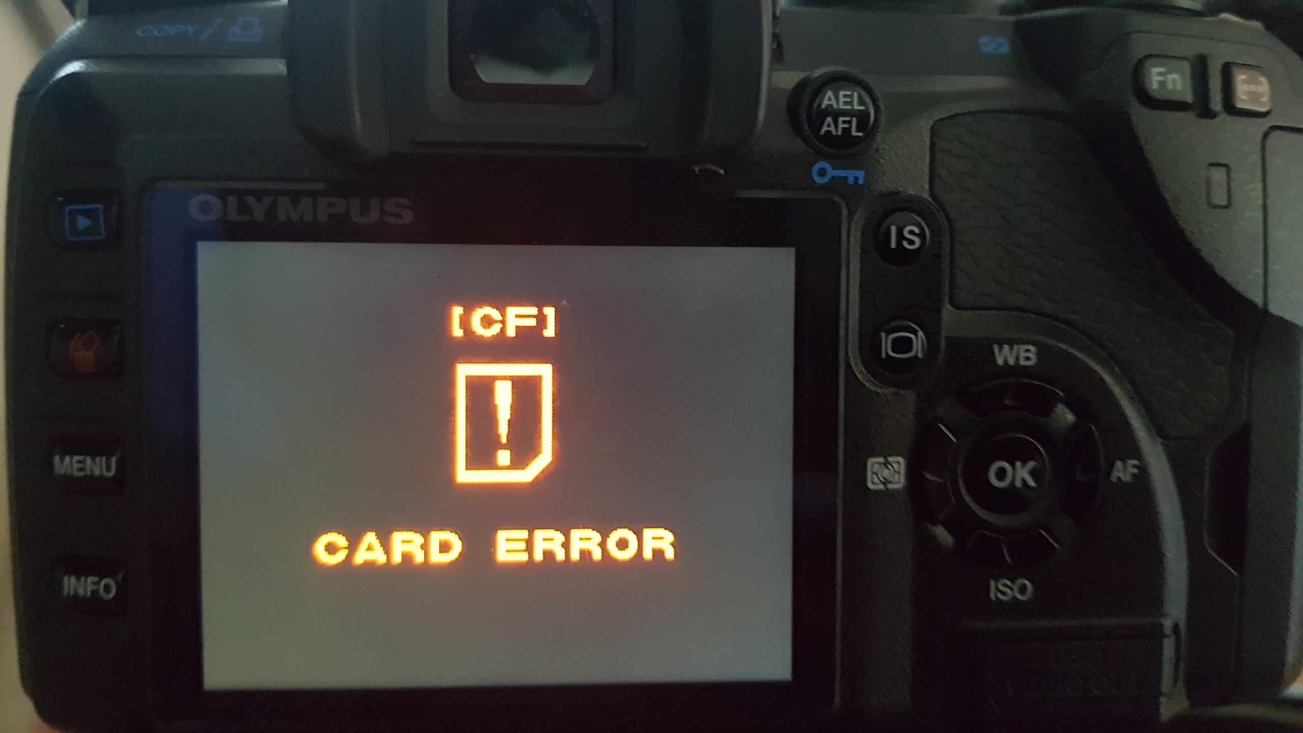 Warum zeigt meine digitale Spiegelreflex Kamera den Fehler "CF CARD