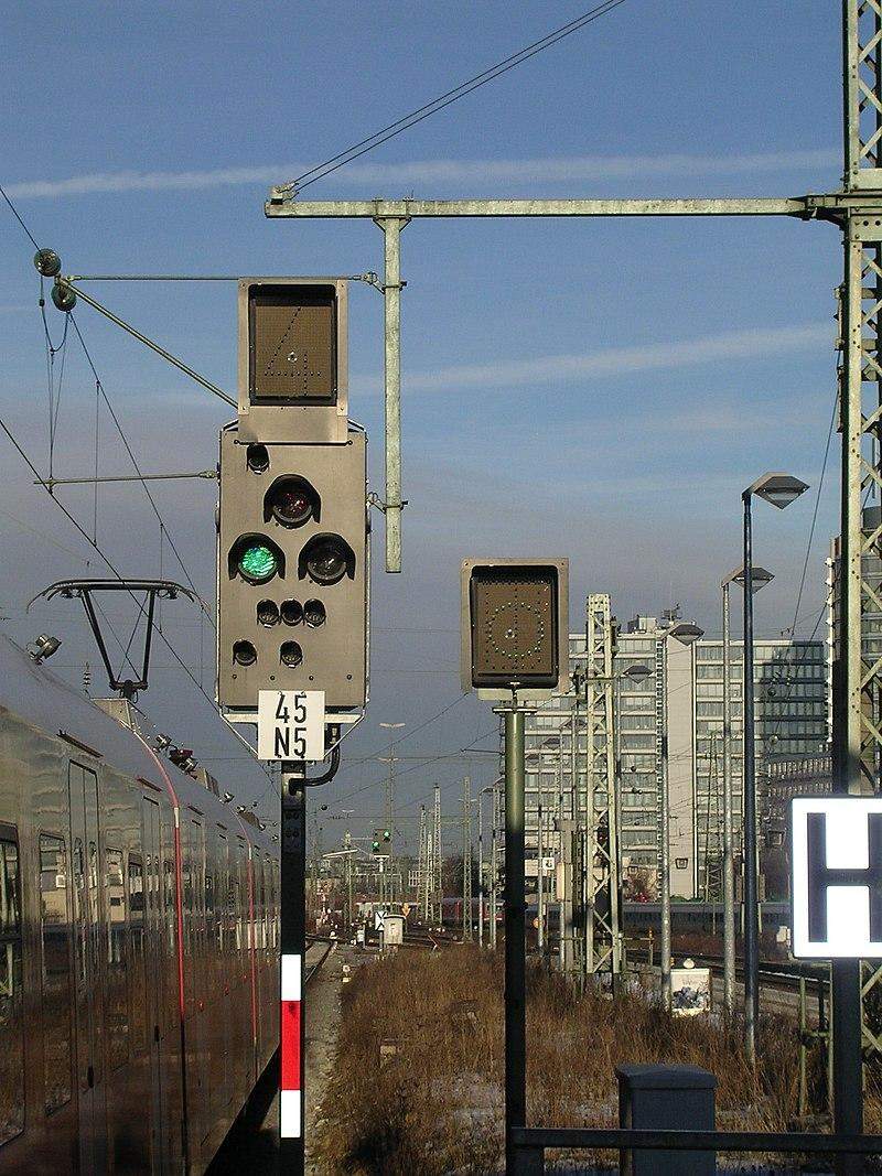 Was bedeuten die kleinen weißen Schilder unter den Bahnsignalen? (Bahn ...