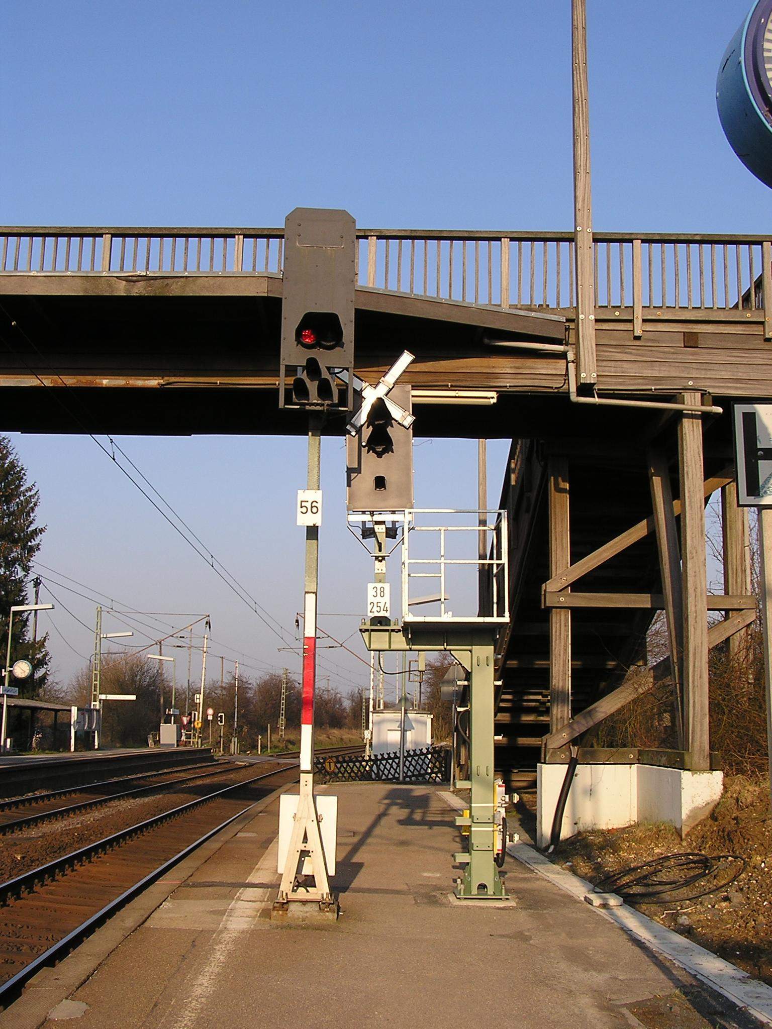 Was bedeuten die kleinen weißen Schilder unter den Bahnsignalen? (Bahn ...