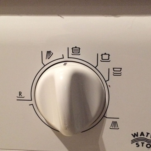 Was bedeuten die Zeichen am Wahlschslter an einer Ariston Geschirrspülmaschine?