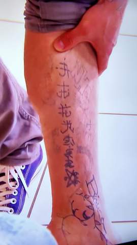 Was bedeuten diese tätowierten chinesischen Schriftzeichen auf dem Bein?