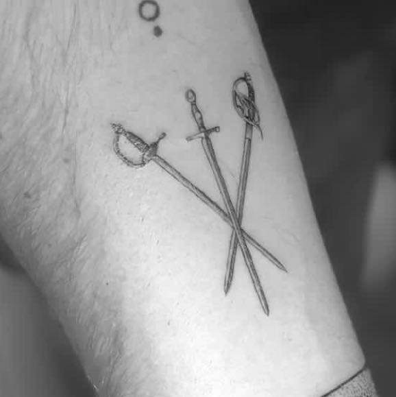 Schwert-Tattoos: Ein Symbol für Kampfgeist und Charakterstärke Schwert-Tattoos: Ein Symbol für Kampfgeist und Charakterstärke