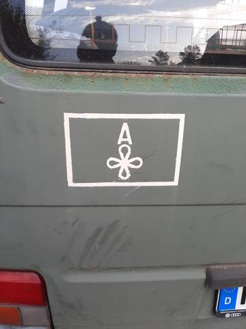 Was bedeutet das Zeichen auf dem Bundeswehr Auto?