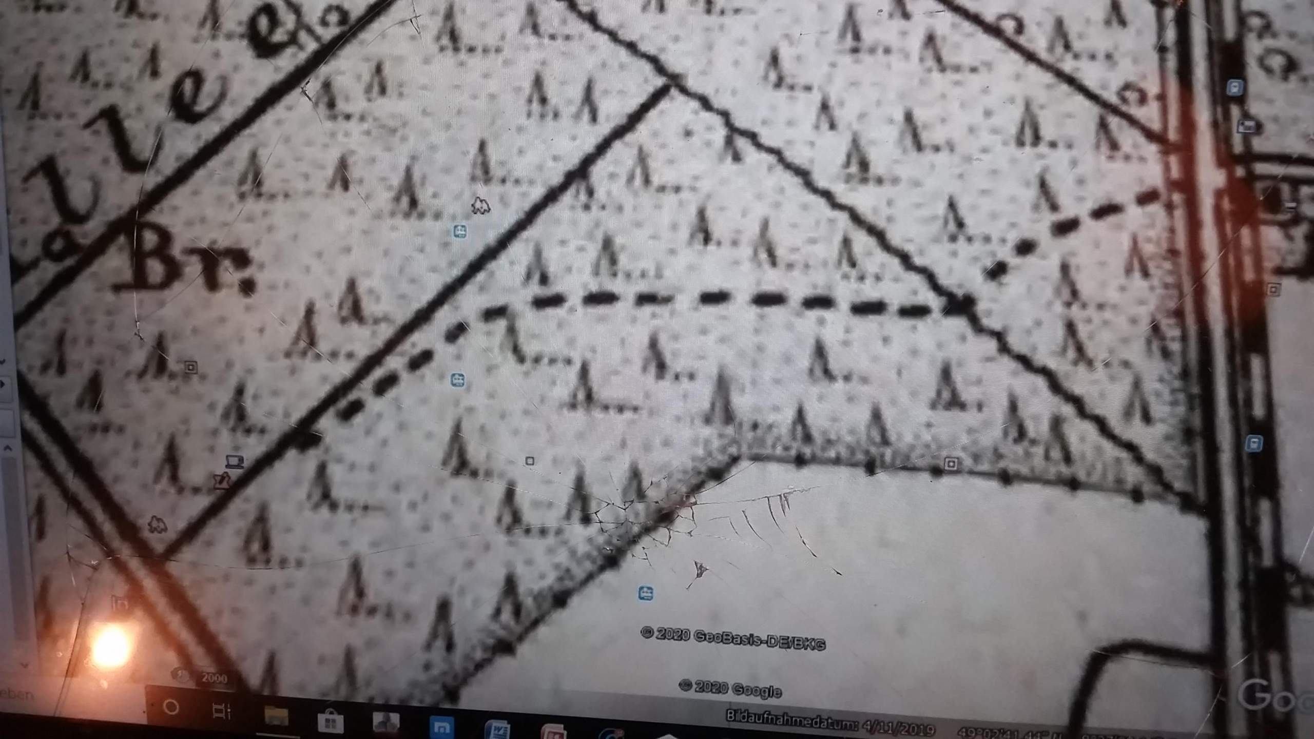 Was bedeutet diese gestrichelte Linie in der topographischen Karte? (Geografie, Karten