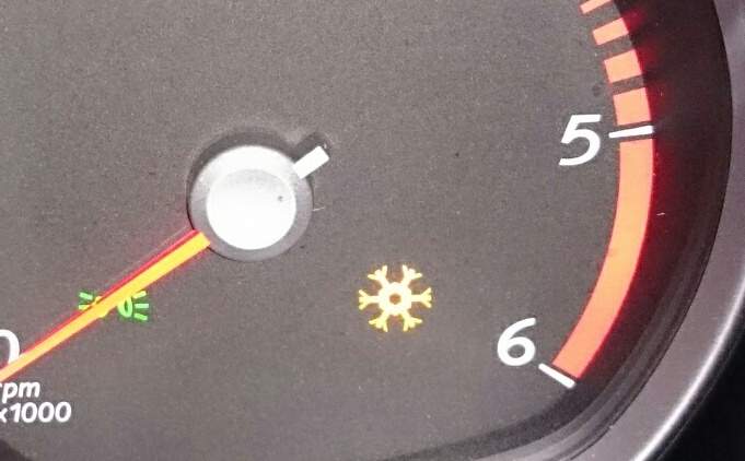 Temperaturanzeige auf der instrumententafel des autos und warnlicht  beleuchtetes automobilteilkonzept