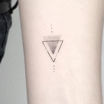 Schwarzes dreieck tattoo bedeutung