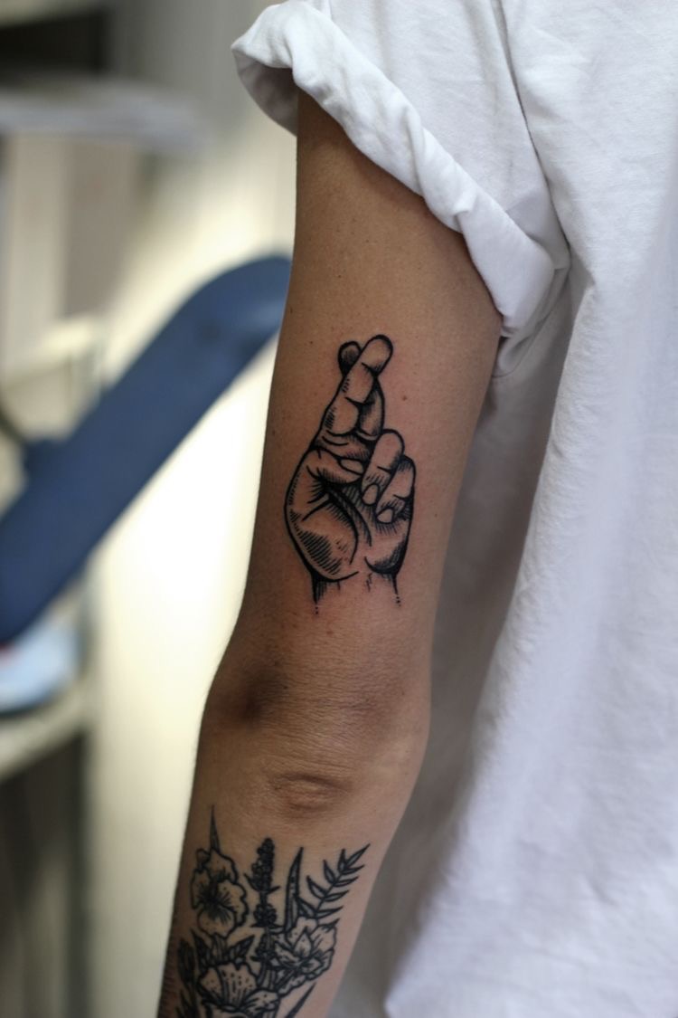 Was Bedeutet Dieses Fingerzeichen Tattoo Hand Zeichen