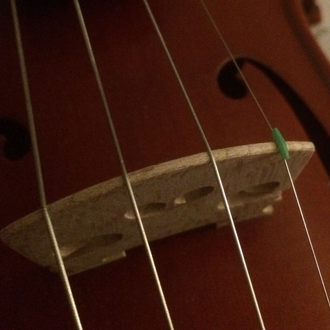 Hier ist das grüne Röhrchen welches ich meine  - (Musikinstrumente, Yamaha, Geige)