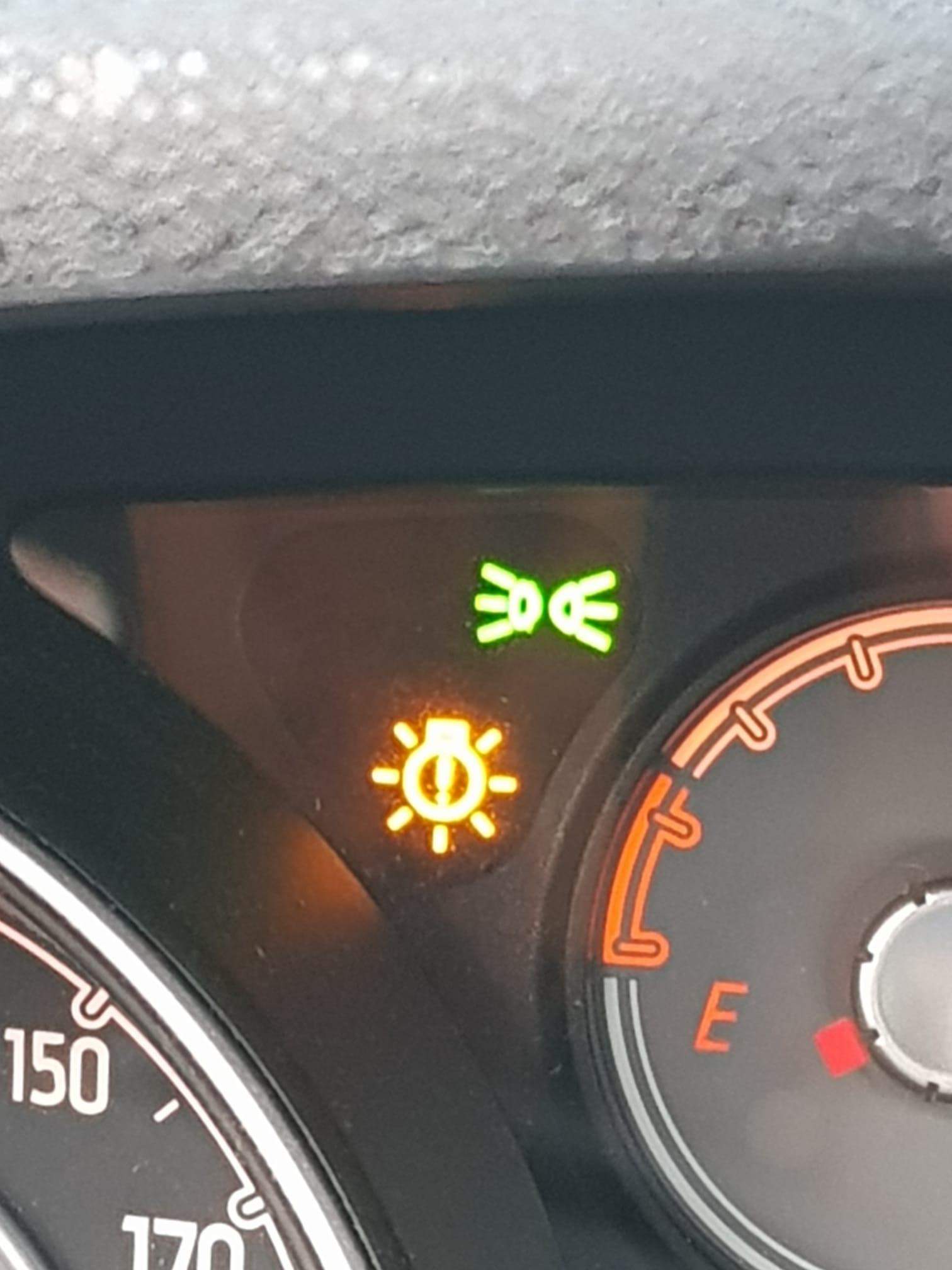 Was bedeutet dieses Licht am Auto? (Technik, Auto und Motorrad)