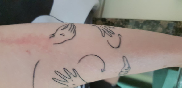 Was bedeutet dieses Tattoo? (Zeichensprache)? (Gebärdensprache)