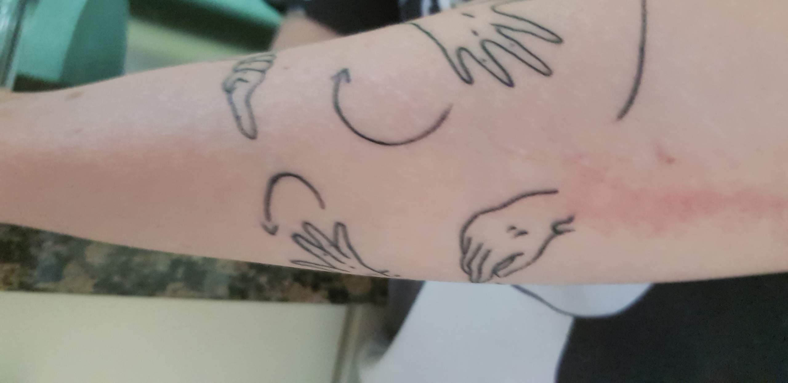 Was bedeutet dieses Tattoo? (Zeichensprache)? (Gebärdensprache)