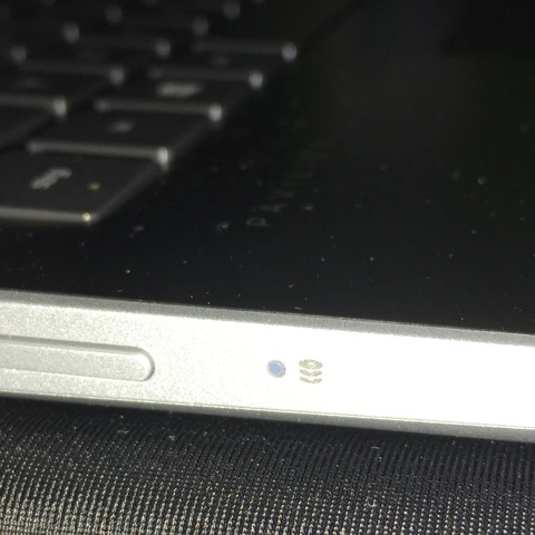 Was bedeutet dieses Zeichen an der Seite meines Laptops?