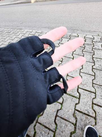 Was bringen diese Schlaufen bei Handschuhen?