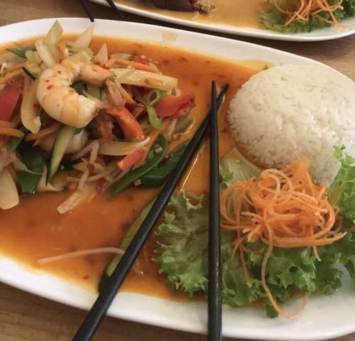 Was Denkt Ihr Wie Viele Kalorien Dieses Gericht Hat Gemuse Mit Garnelen Reis Und Susser Chilisauce Ernahrung Essen Und Trinken Asiatisch