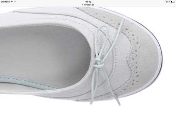 Schuh mit Knoten. - (Schuhe, Knoten, Schnürsenkel)