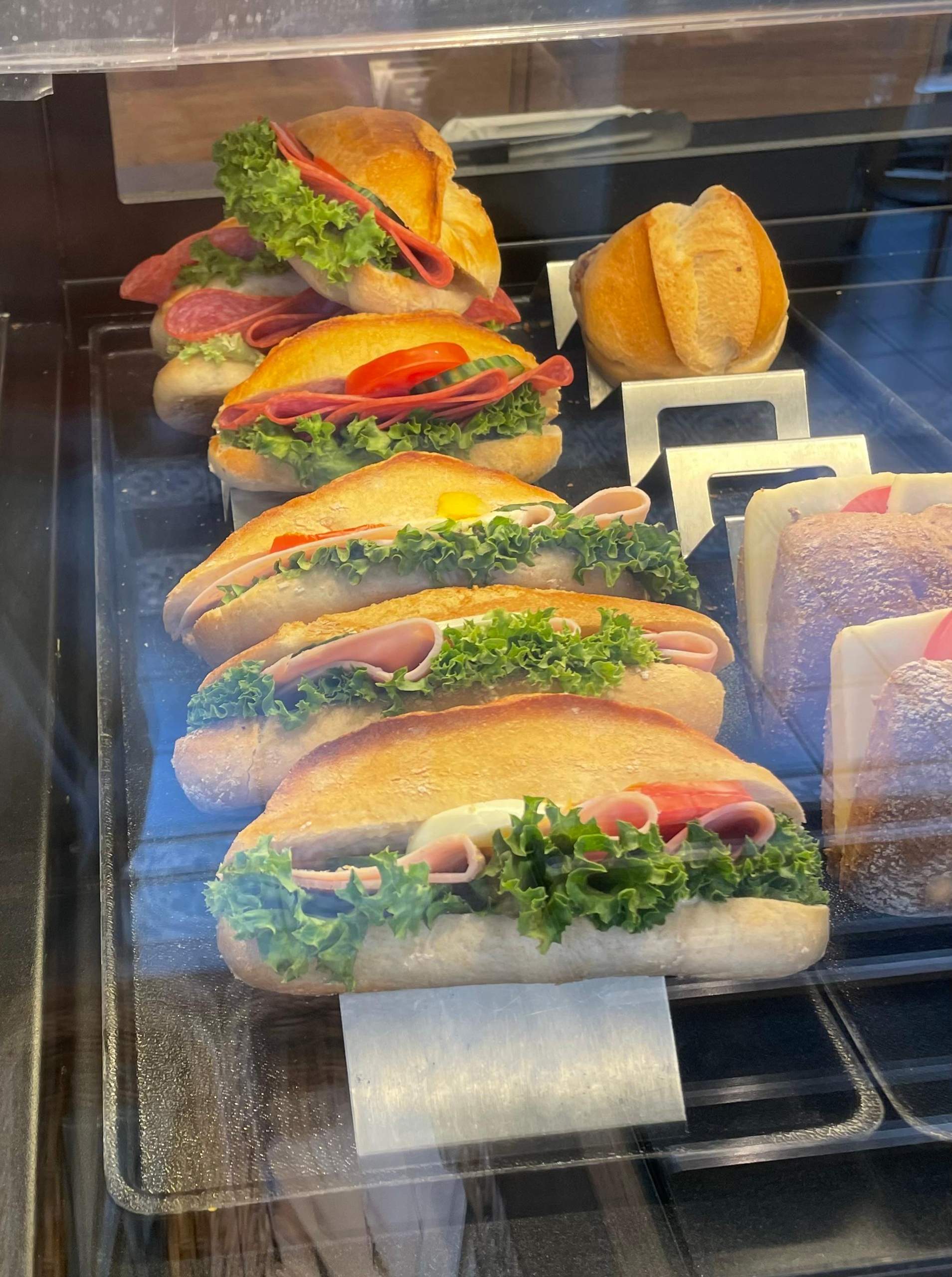 Was für ein Salat ist das auf den belegten Brötchen? (Gemüse) Was für ein Salat ist das auf den belegten Brötchen? (Gemüse)