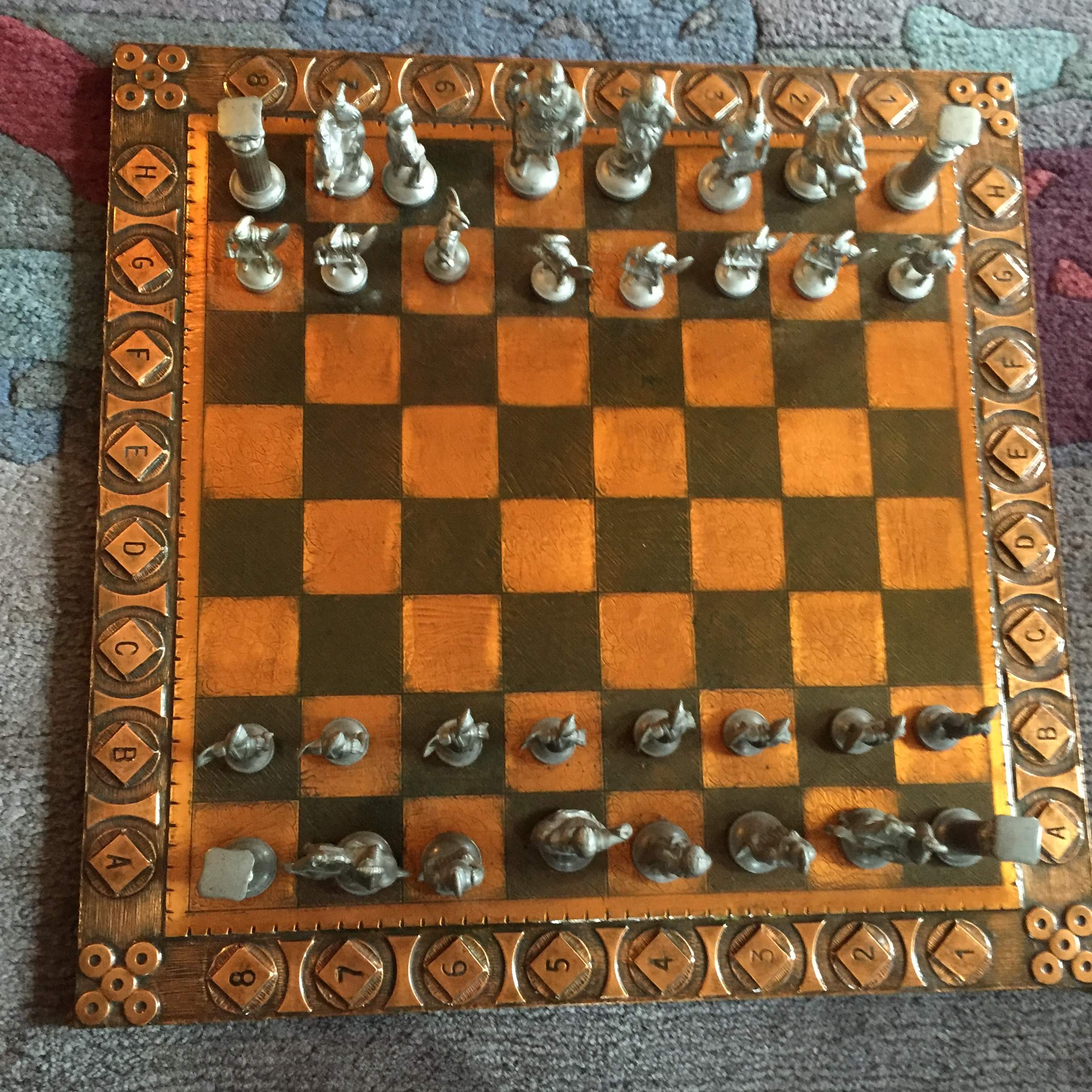 Was für ein Schachbrett / Figuren ist das? (Kunst, Antiquitäten, Schach) Was für ein Schachbrett / Figuren ist das? (Kunst, Antiquitäten, Schach)