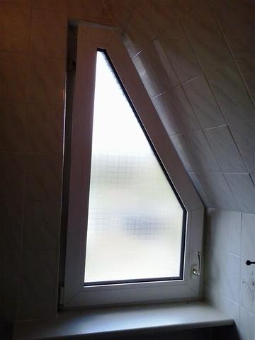 Was für Gardine/Jalousine für Dachschrägenfenster im Bad?