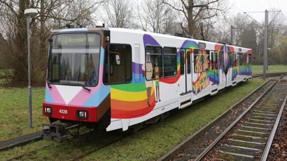 Was hältst du davon, das die deutsche Rheinbahn auf manchen ihrer Fahrzeuge das LGBTQ Logo draufhaben?