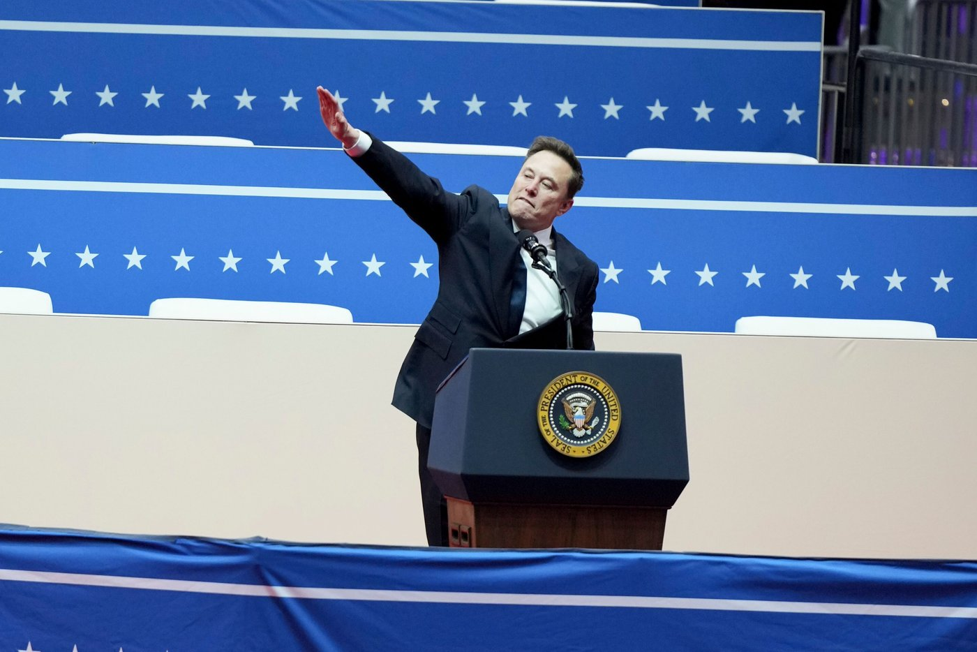 Was haltet ihr vom Handzeichen, das Elon Musk gemacht hat? (Adolf ...