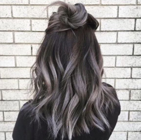 ..... - (Haare, Farbe, Frisur)