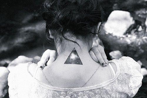 Was hat dieses Tattoo (Dreieck) für eine Bedeutung? (Beauty, Bilder