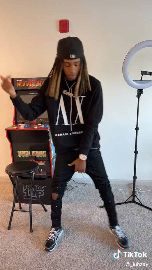 Was hat es in der HipHipSzene damit auf sich, sich zwischen die Beine