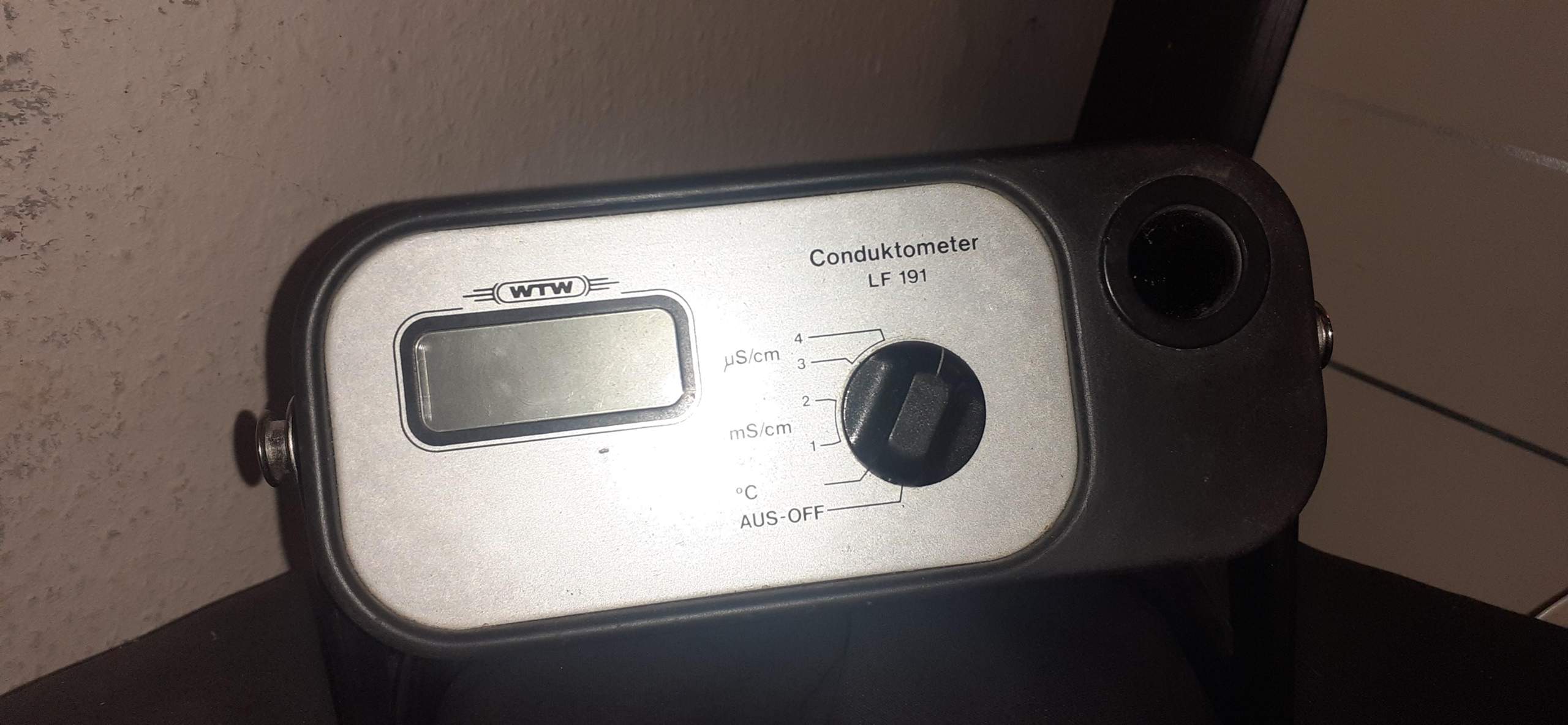 Was ist das für ein Gerät und wie heißt diese Elektrode? (Physik, Chemie, Biologie)