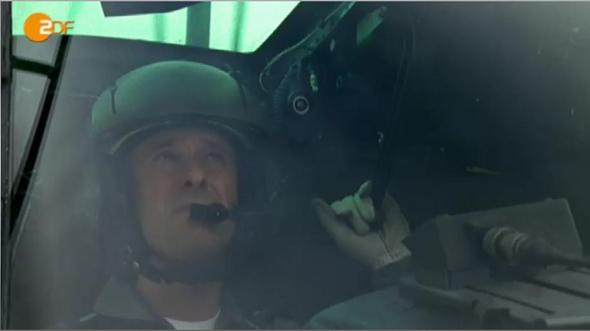 Bild 1 - (Pilot, Helikopter, Cockpit)