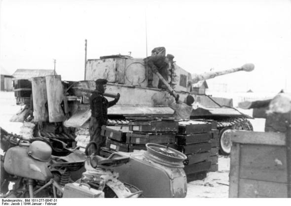 Was ist das für ein Kasten, der beim Tiger I Panzer gegenüber dem Geschütz am Turm befestigt ist.