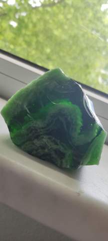 Was ist das für ein Kristall,grün,durchsichtig,milchigestreifen?