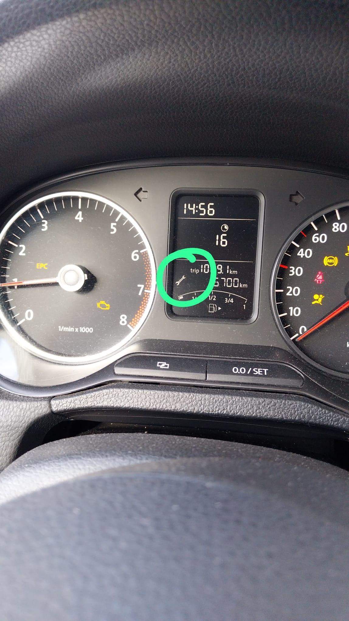 Was ist das für ein Zeichen beim Auto Dashboard? (schraubenschlüssel)