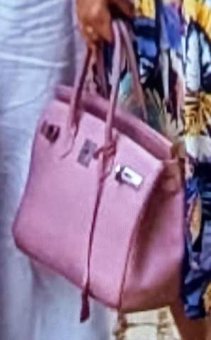 Was ist das für eine Handtasche? Hermes Birkin Bag?