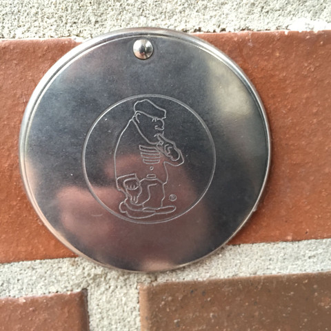 Angebracht an Außenwand Ansicht - (Hauseingang Außenwand, Rohrfach)