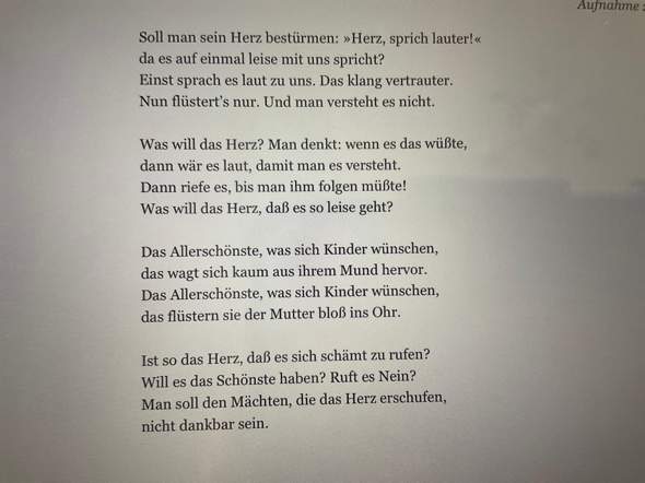 Was ist das Thema des Gedichts ,,Er weiß nicht ob er sie liebt‘‘ von