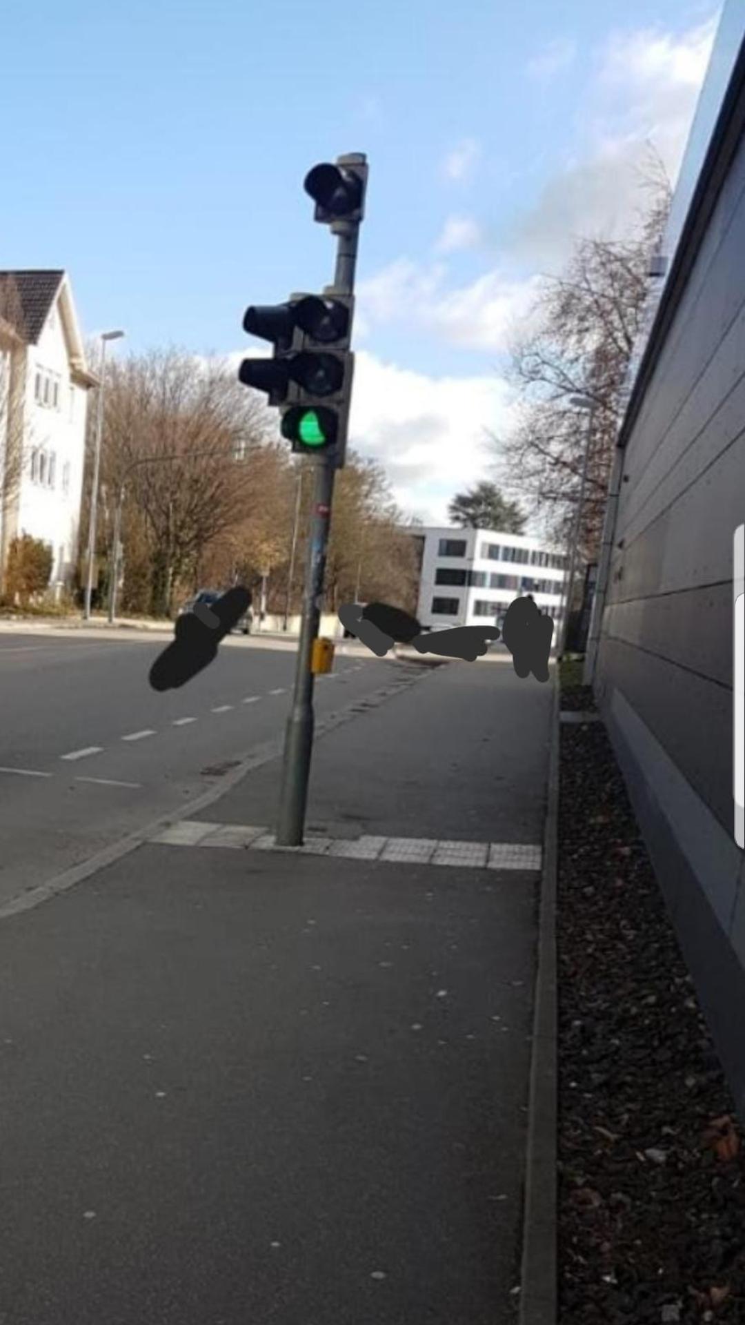 Was ist das über der Ampel? Ein Blitzer? (Verkehr, Ampelblitzer)