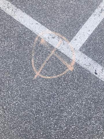 Was ist dieser Symbol und für was steht er. Ich sehe in an vielen Orte in meine Stadt?