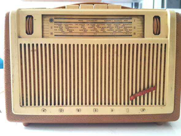 Was ist dieses alte Grundig Transistorradio (defekt) heute wohl noch wert? Würde sich Versteigerung lohnen?