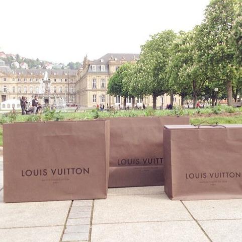 Louis Vuitton - (Handy, Geld, Kleidung)
