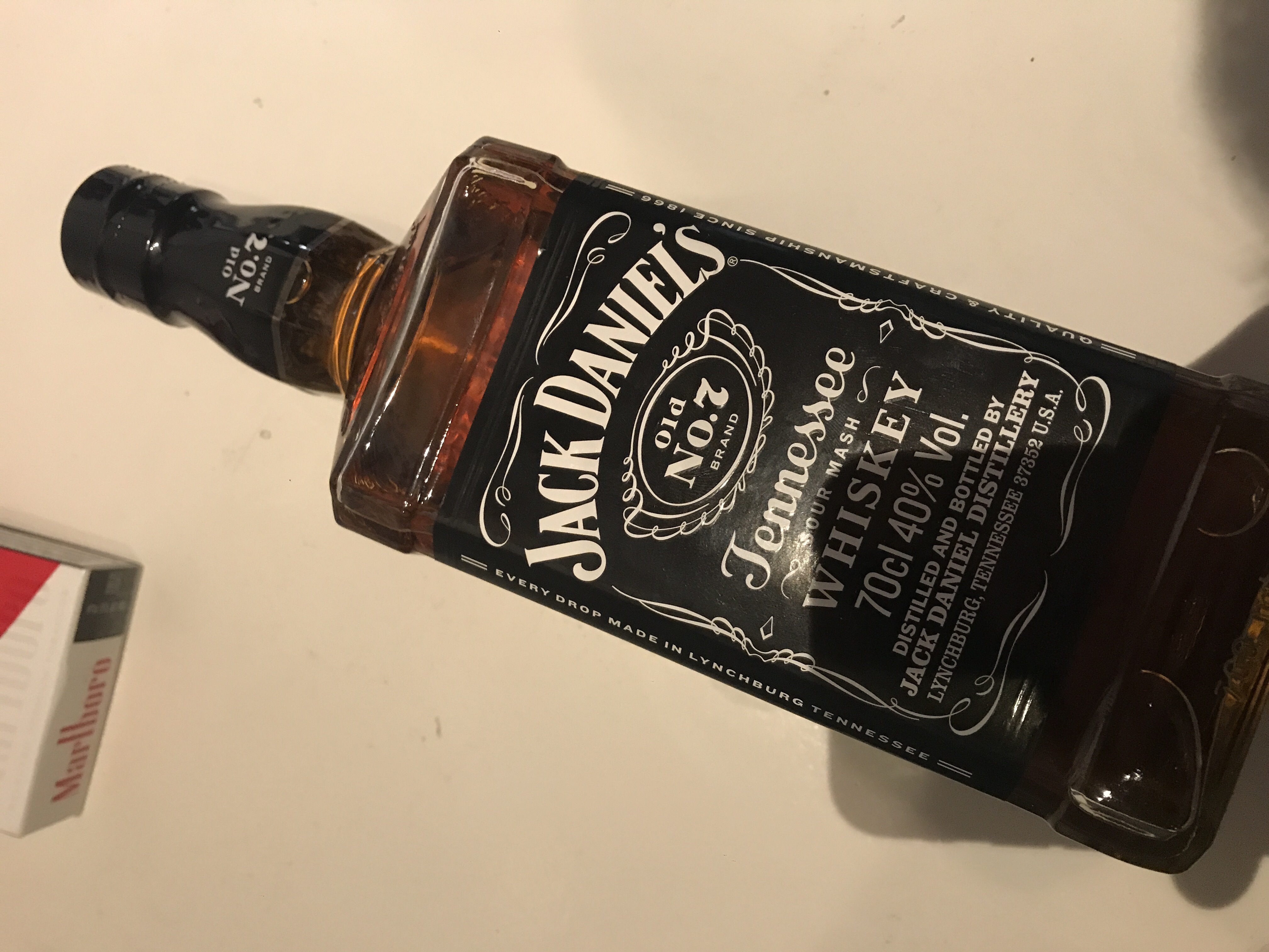 Was ist unterschied zwischen Vodka und Whiskey? (Alkohol, trinken, whisky)