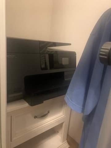 Was kann ich hier auf den kleinen Schrank drauf tun, damit es erhöht wird bezüglich dem Drucker daraufstellen?