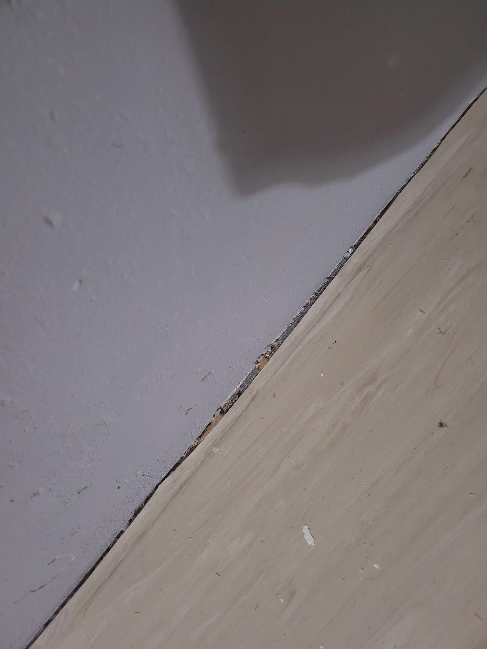 Was kann ich in diesen Spalt zwischen Boden und Wand füllen? (Wohnung, Reparatur, heimwerken)