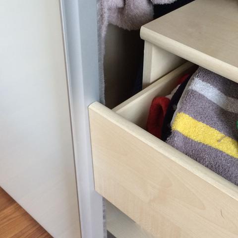Schränktür lässt sich durch von selbst geöffnete Schublade nicht schließen - (Möbel, Schrank, schublade)