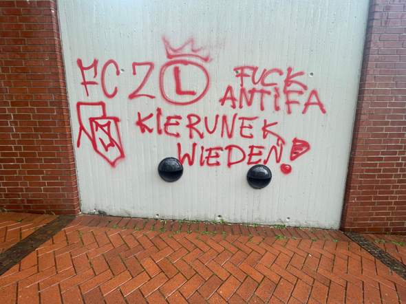Was könnte dieses Nazi-Graffiti bedeuten?