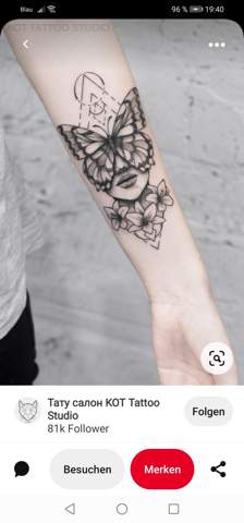 Was könnte dieses Tattoo mit dem Gesicht und dem Schmetterling bedeuten?