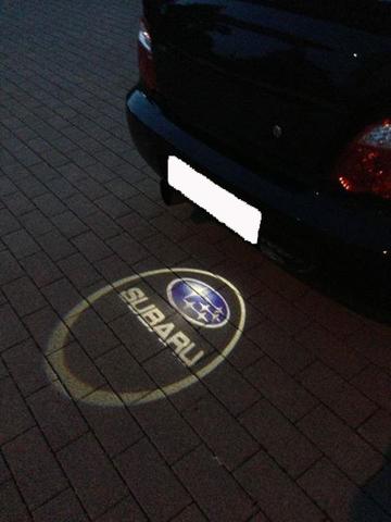 Das Subaru Logo am Boden vom Auto projektiert. - (Auto, Lampe, Logo)