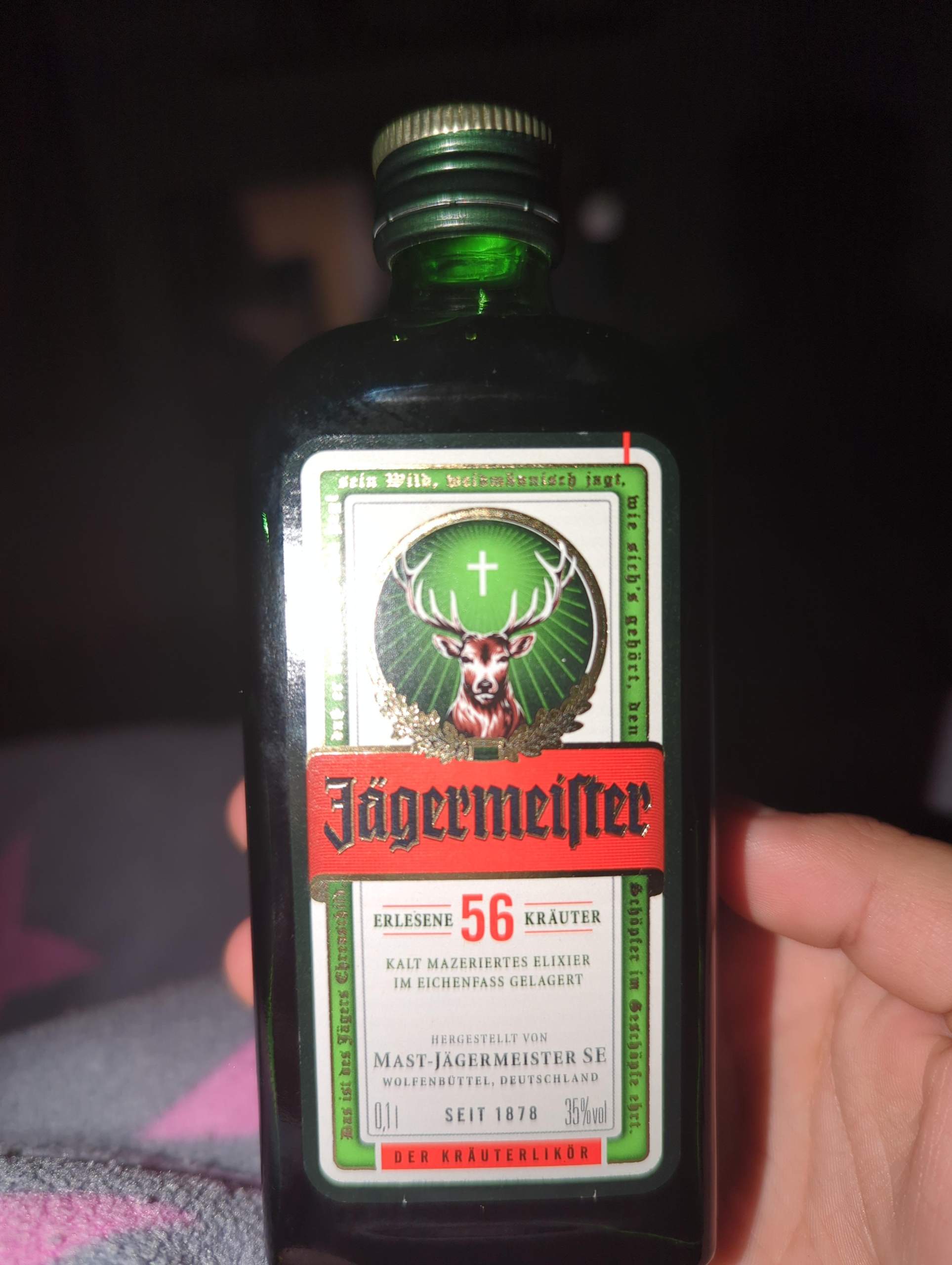 Was macht eine Jägermeister Flasche aus? (Alkohol, Wasser, Cola) Was macht eine Jägermeister Flasche aus? (Alkohol, Wasser, Cola)