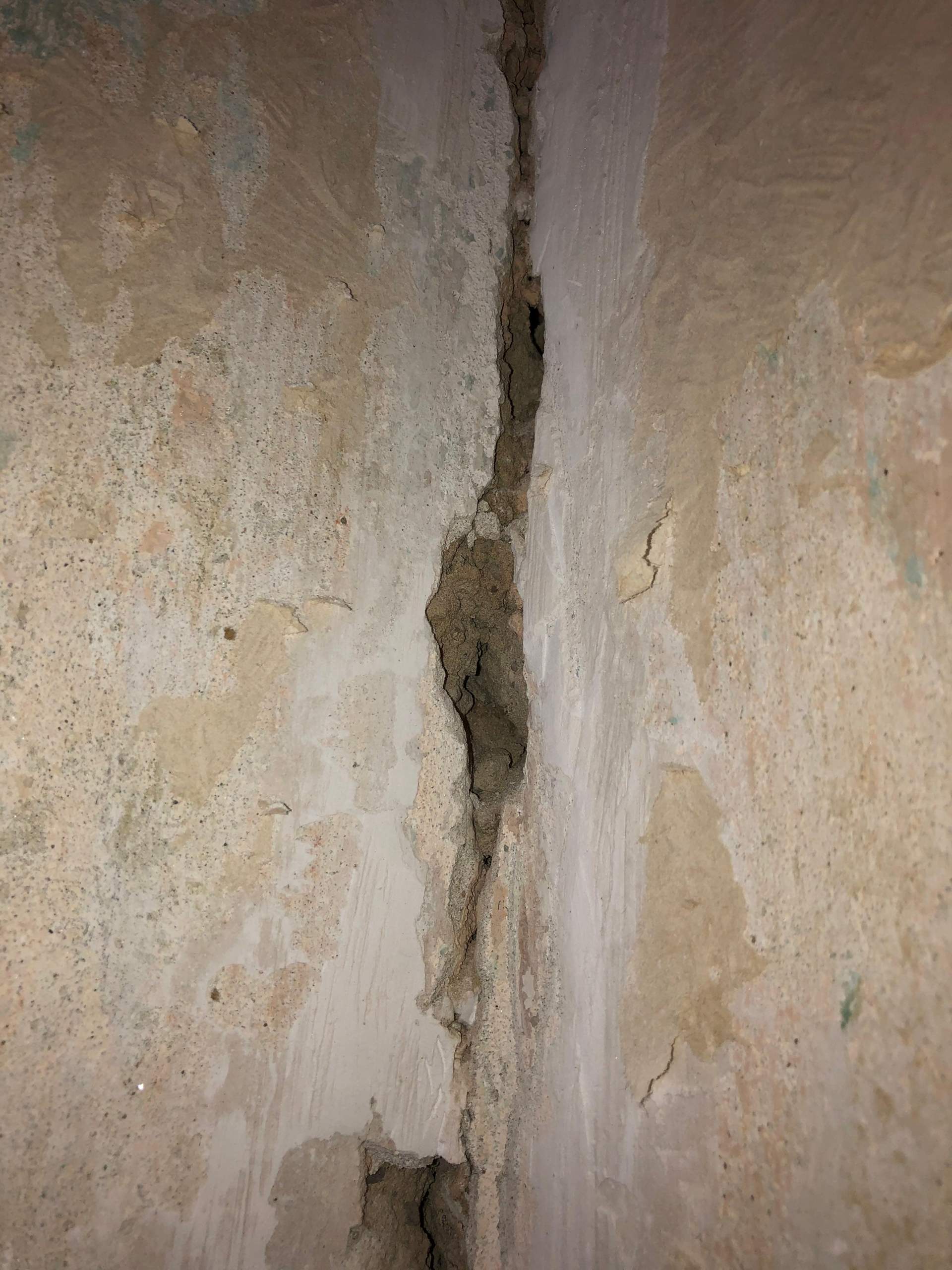 Was muss am Riss dieser Wand getan werden? (bauen, Renovierung, Mauerwerk)