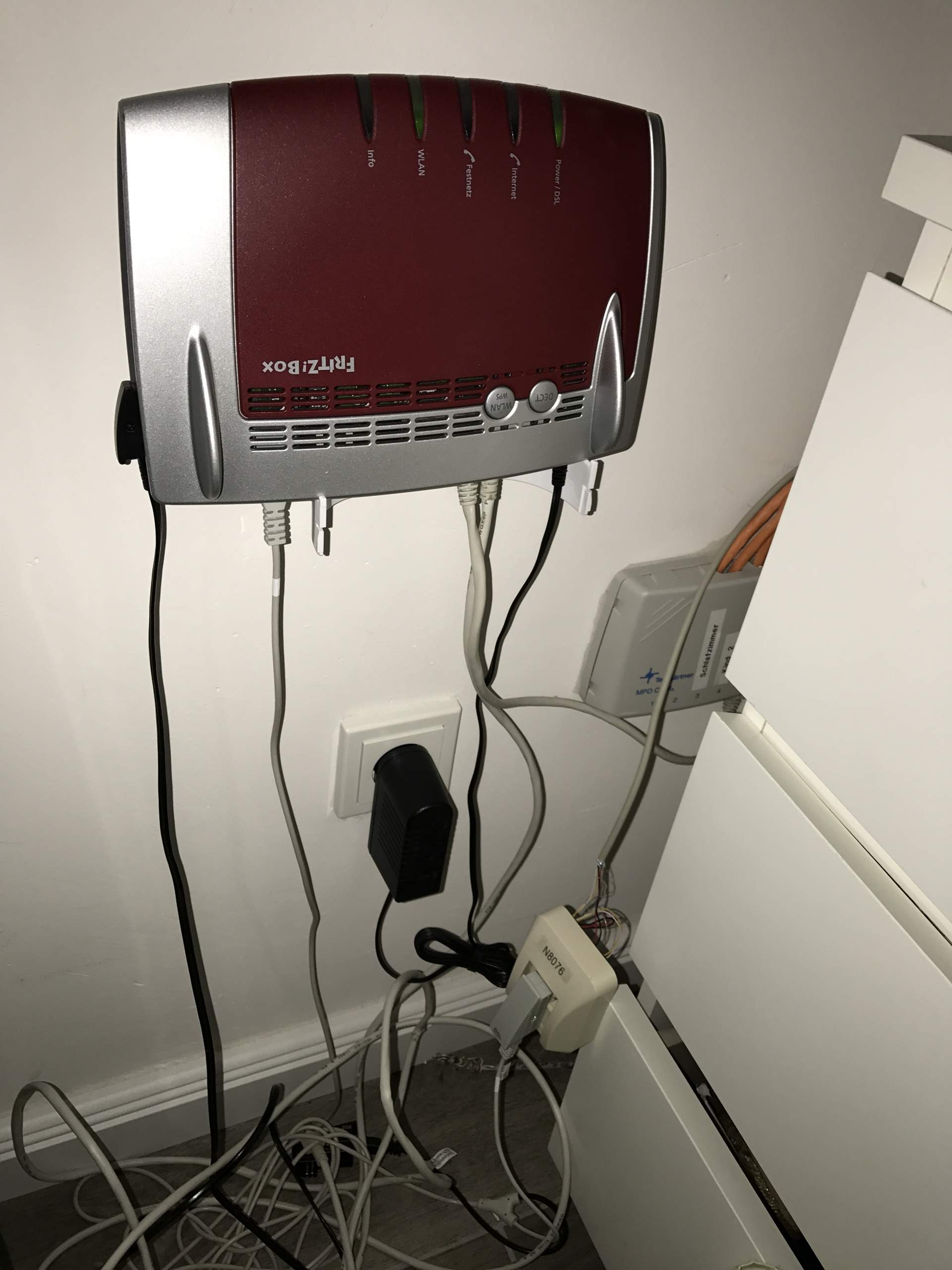 Was muss ich an den DSLRouter anschließen damit im Flur Telefon geht