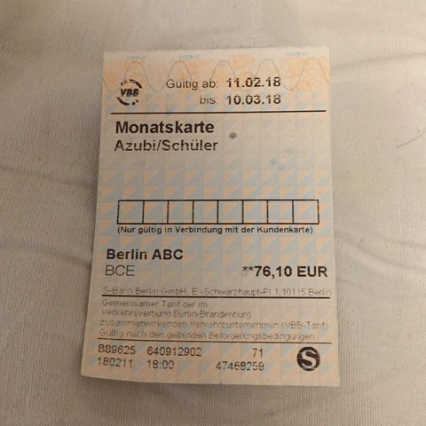<------ - (Bahn, Berlin, Bus)